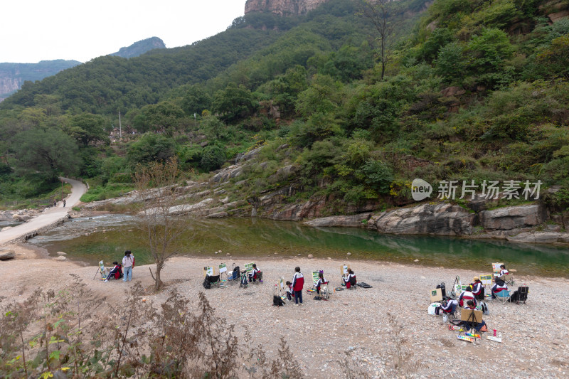 太行山峡谷河边写生的学生们01