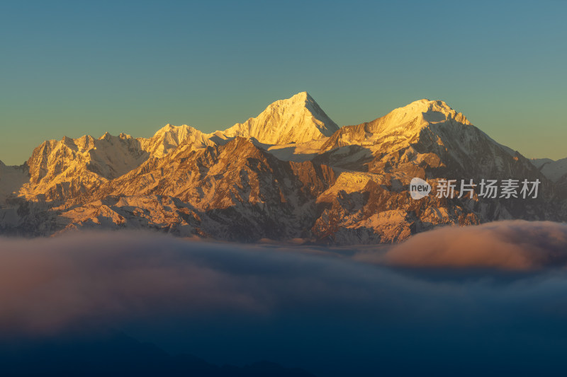 贡嘎雪山日照金山与日出云海