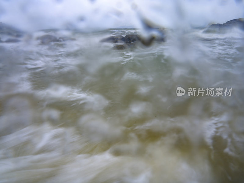 福建平潭岛海边礁石与海浪景象