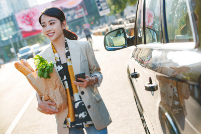 购物后的青年女人