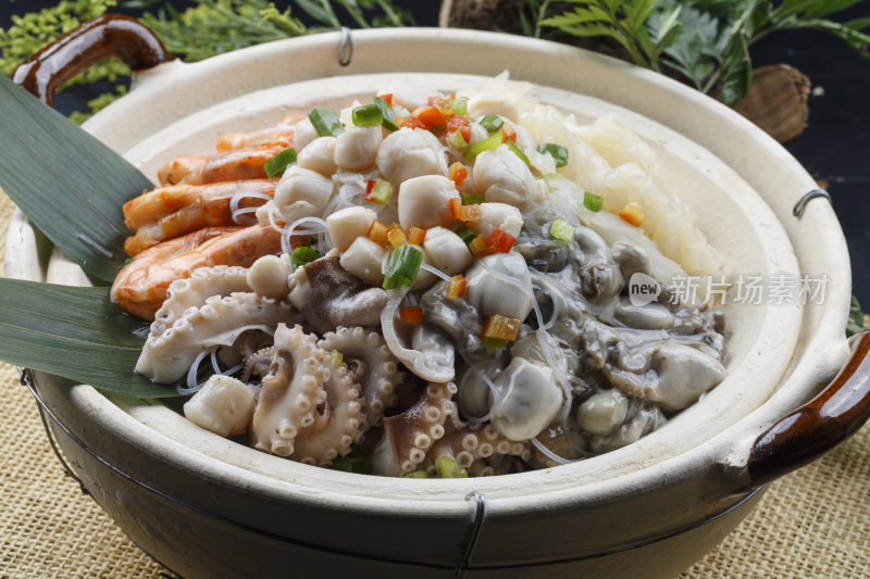 米色砂锅装的海鲜砂锅