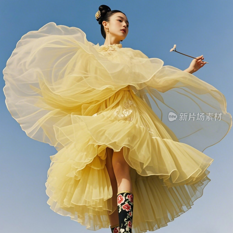 身着黄纱裙女子持花起舞