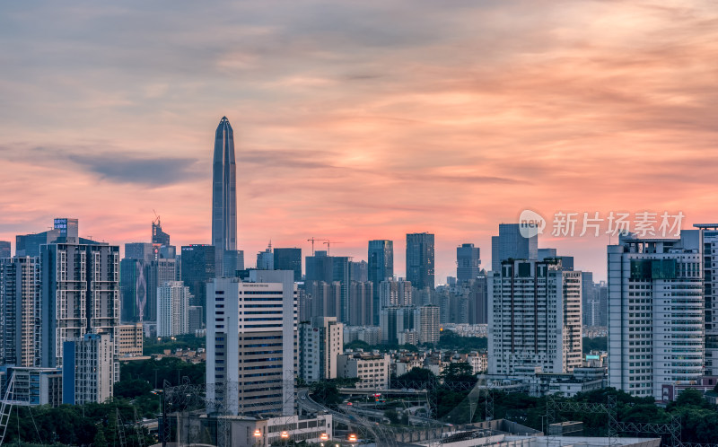 红霞中的城郭建筑城市风光