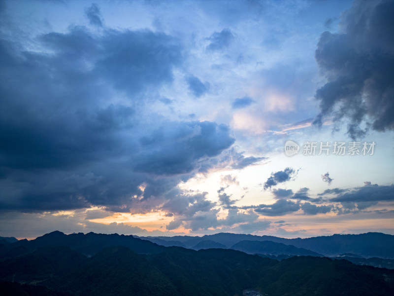 夕阳晚霞山川蓝天航拍摄影图