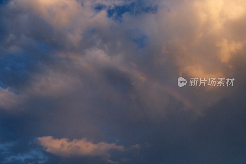 天空中出现美丽彩虹的景象