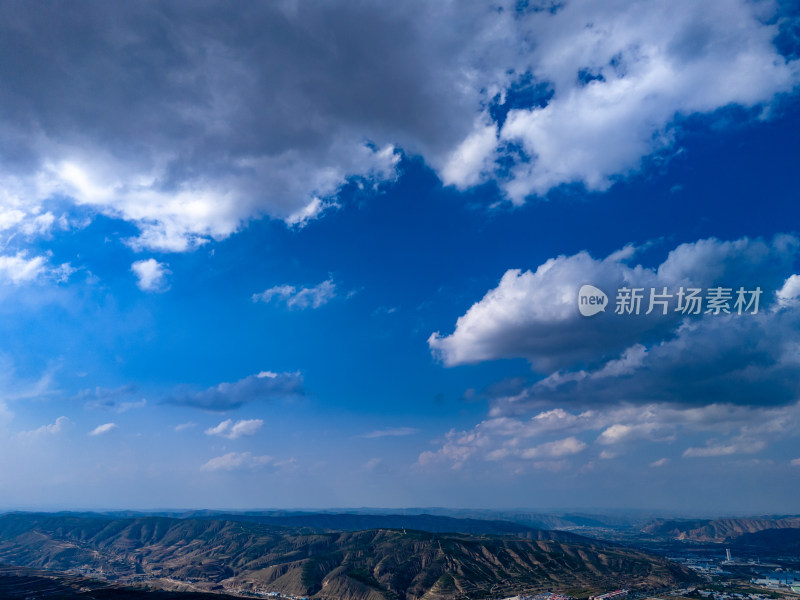 西北地区山区高山种植蓝天白云航拍图