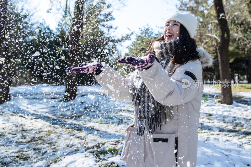 雪地上玩耍的青年女人