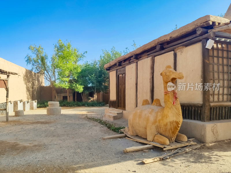 晴朗的夏日，敦煌古城风景