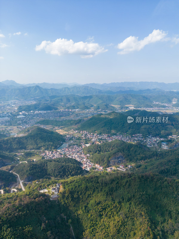 航拍蓝天白云下的青山河流村庄风光