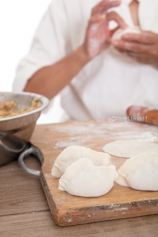 中国人在厨房里为传统节日包饺子