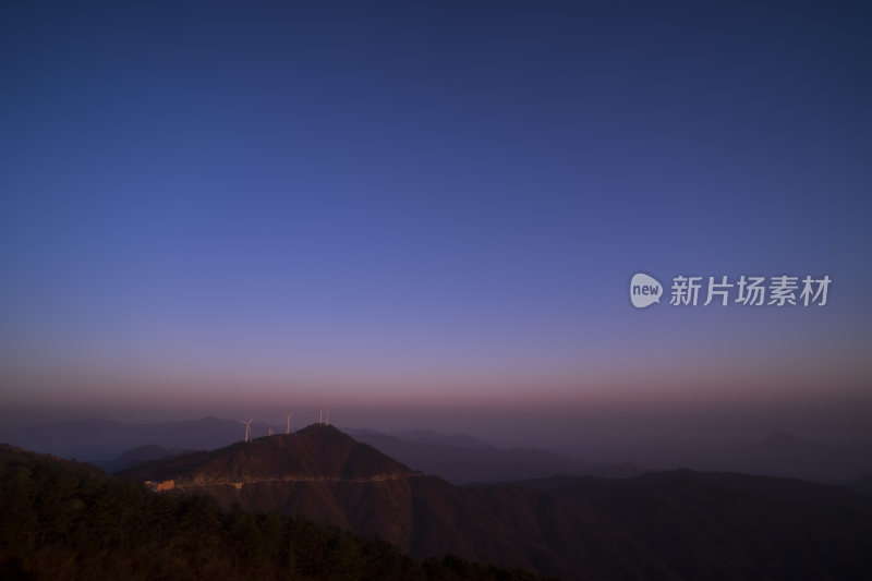 山顶眺望星空的夜景风光