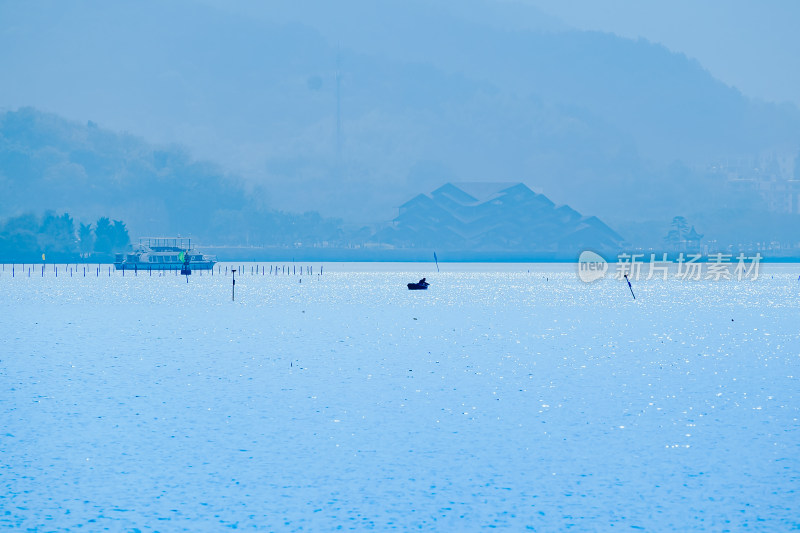 冬日晴朗的午后，浙江宁波东钱湖户外风光