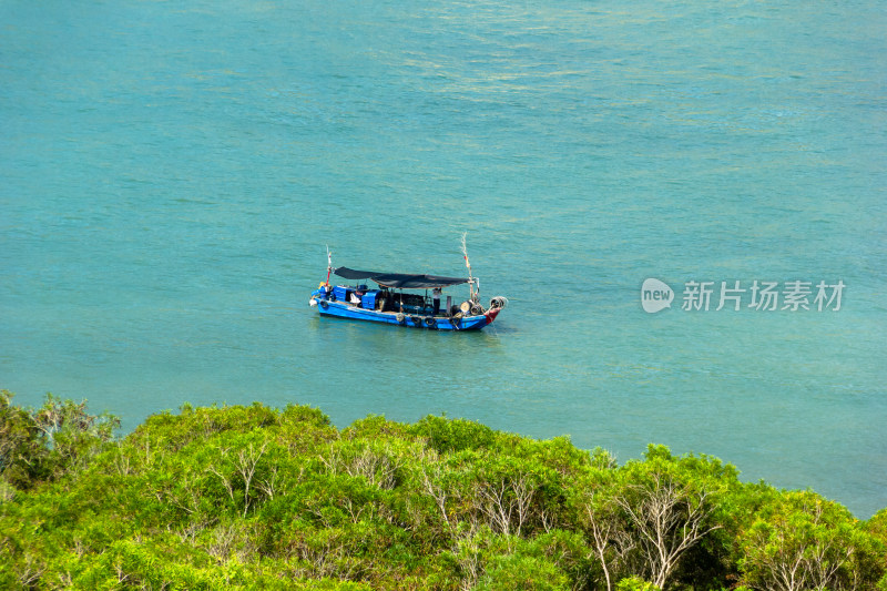 一艘船在绿松石色上的海上行驶 旅游宣传图