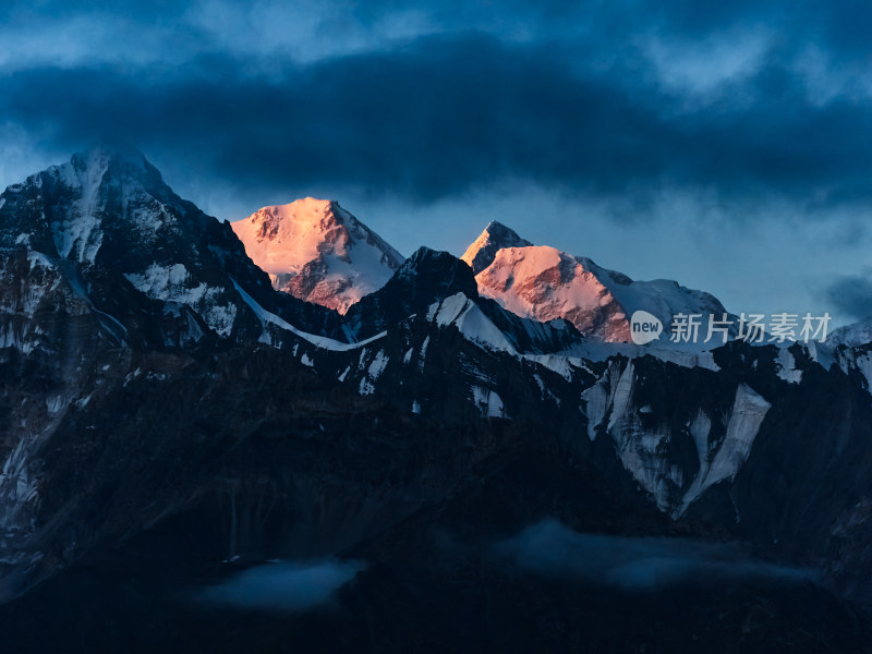 绝美的日照金山