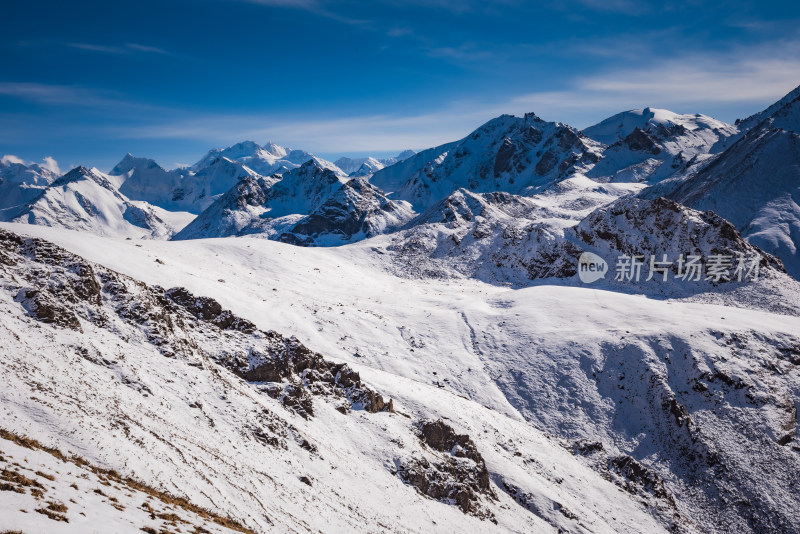 新疆天山山脉雪山山峰山脉