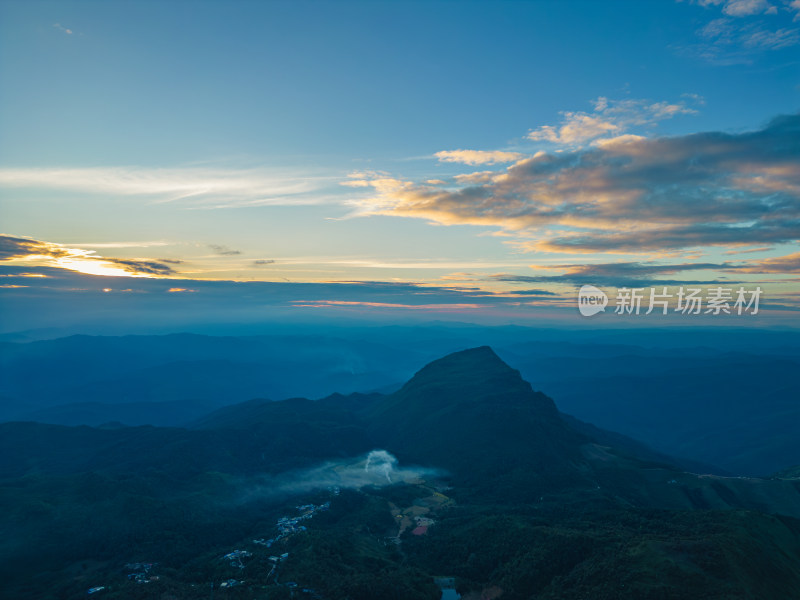 航拍日落时的夕阳天空景色