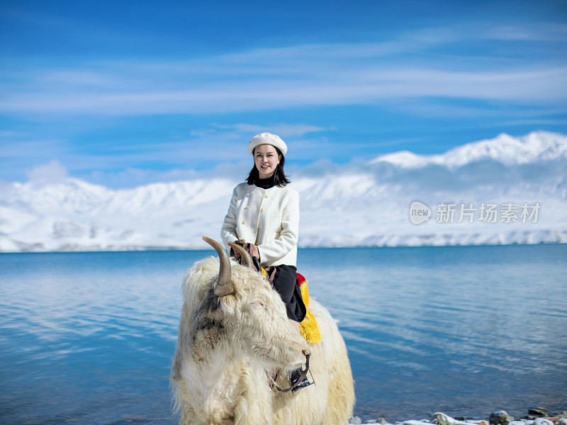 雪山湖泊蓝天白云美女坐在牦牛上