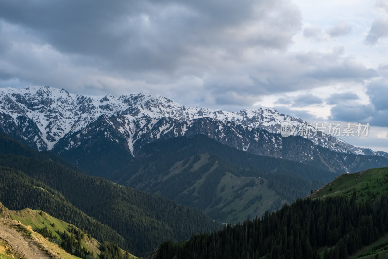 新疆伊犁蓝天白云下的雪山