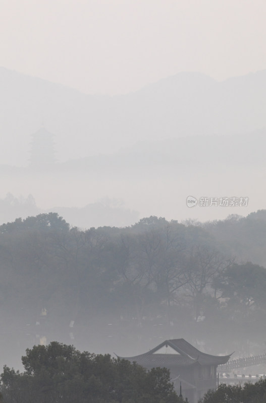 雾色西湖玉带桥雷峰塔