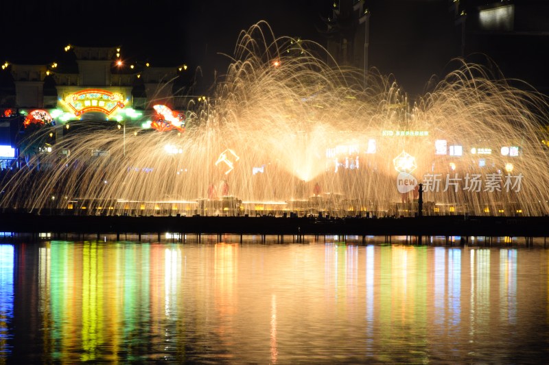 长沙铜官窑夜间湖边打铁花景观