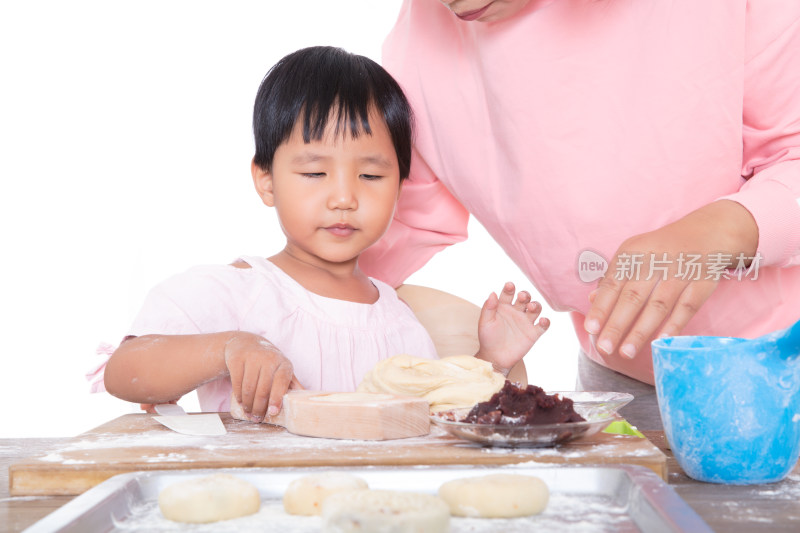 中国妈妈教自己的女儿学习做月饼