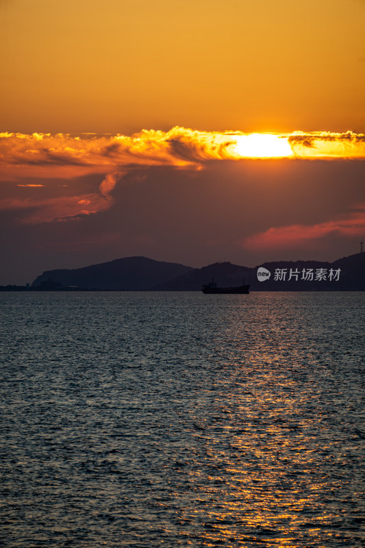 山东烟台东山栈桥海上日出海天相接一色景观