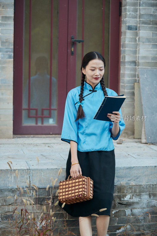 在古城身穿民国学生服饰的女大学生