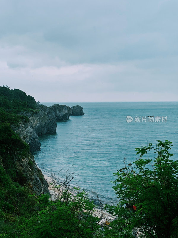 大连金石滩风景区海边礁石与平静海面景观