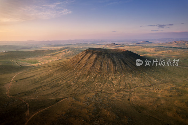 蓝调时刻的火山