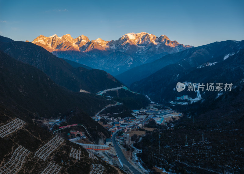 川藏线上的折多山日照金山景观