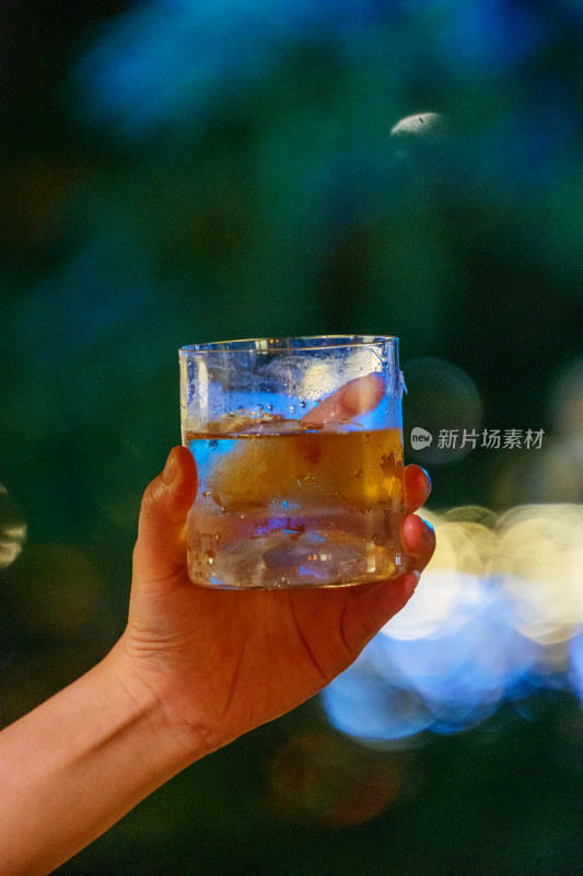 夜晚酒吧窗前的酒杯