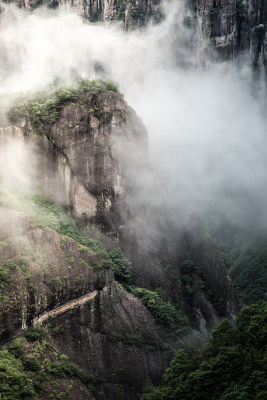 云雾云海中的高山山峰岩石岩壁