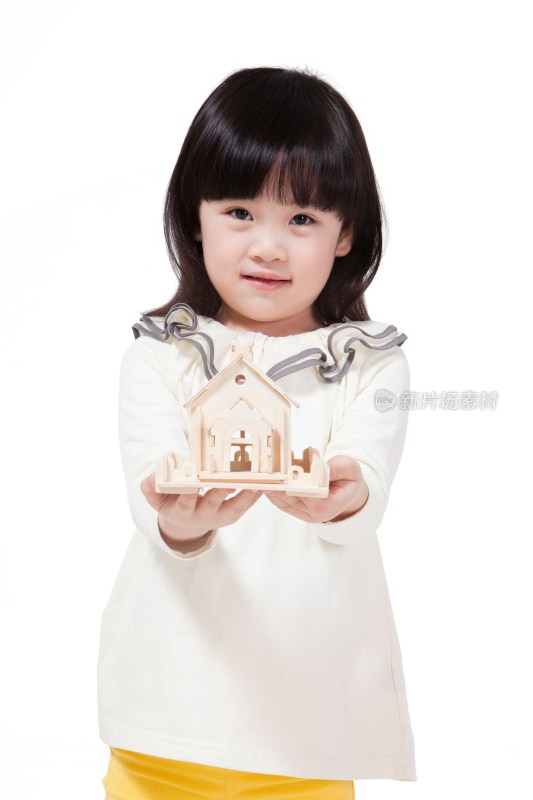 拿着房子模型的可爱小女孩