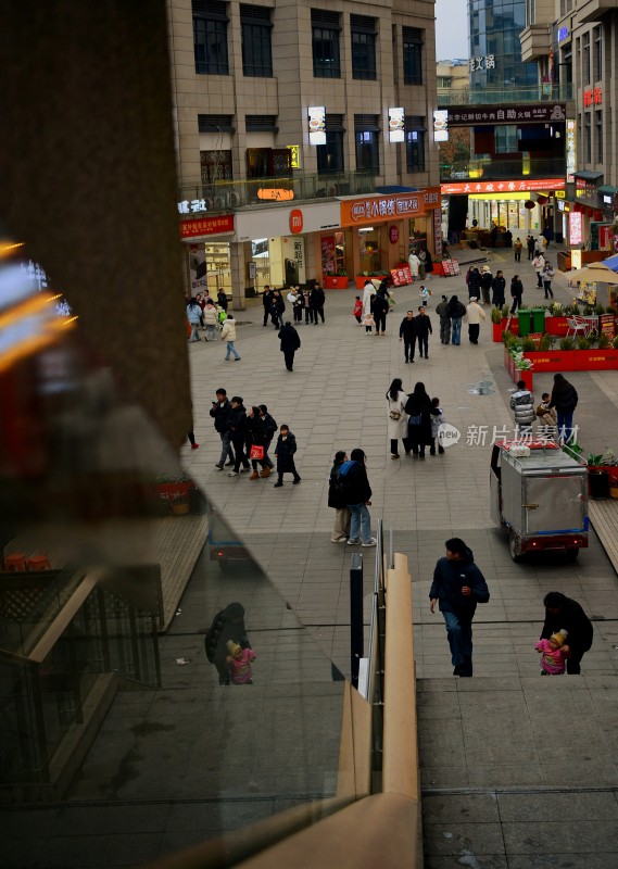 商业街行人往来场景