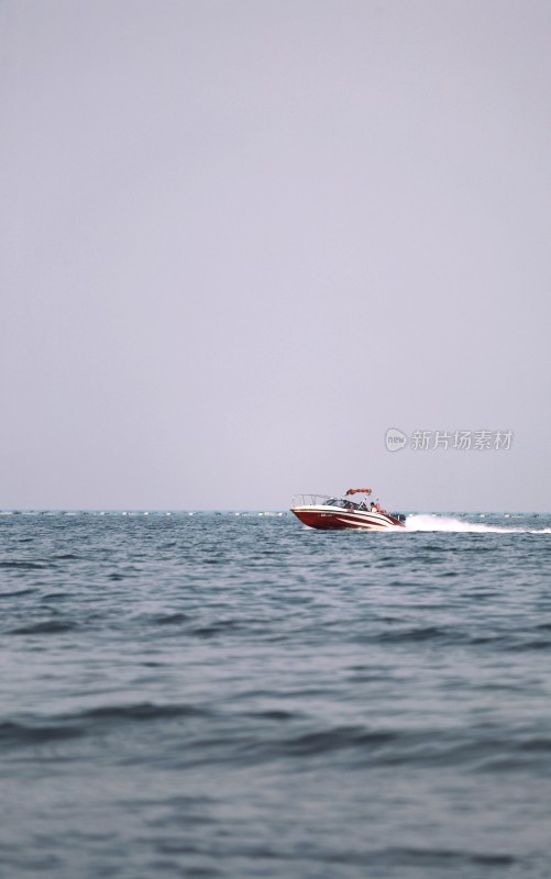 日照海边遮阳伞与海面风景