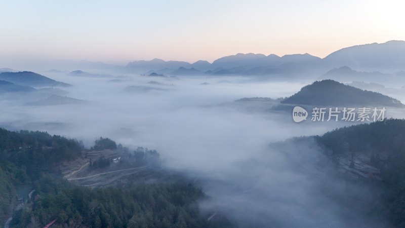 重庆酉阳：雾锁青山村庄靓