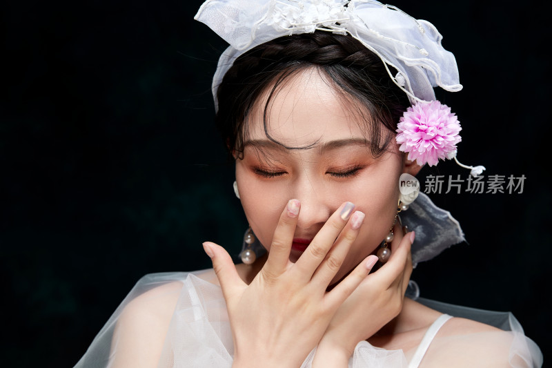 黑色背景下的女性复古婚纱妆面