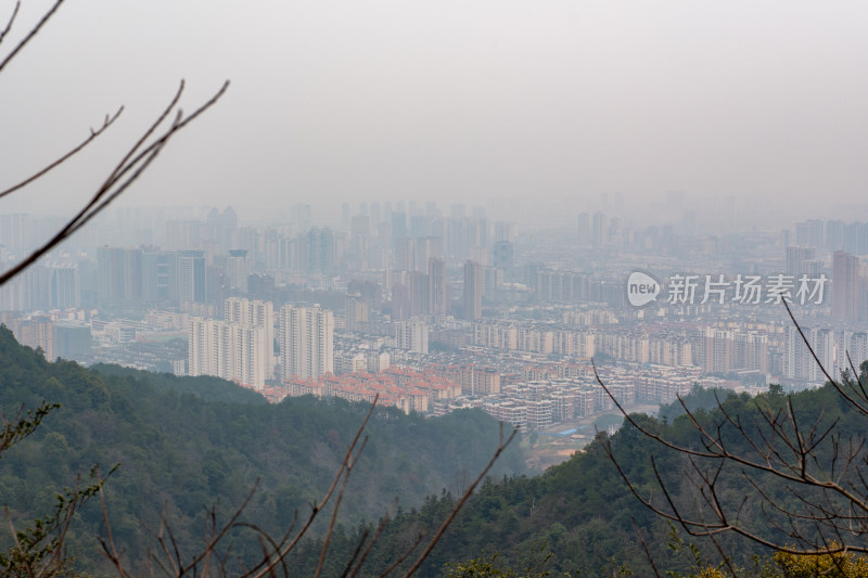 山林间远眺城市高楼建筑群全景