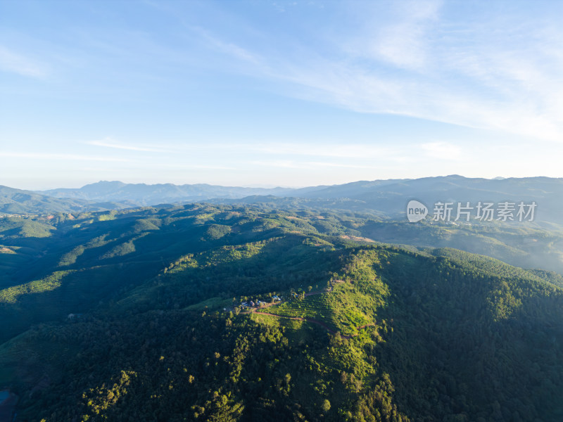 航拍蓝天白云下山峦叠翠的自然风光