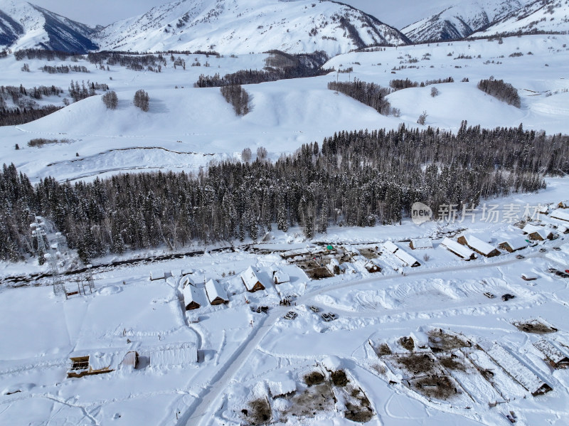 中国新疆阿勒泰禾木冬季雪景白雪覆盖的禾木