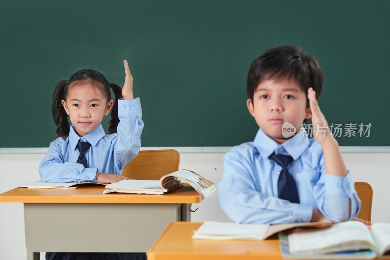 小学生在教室里上课