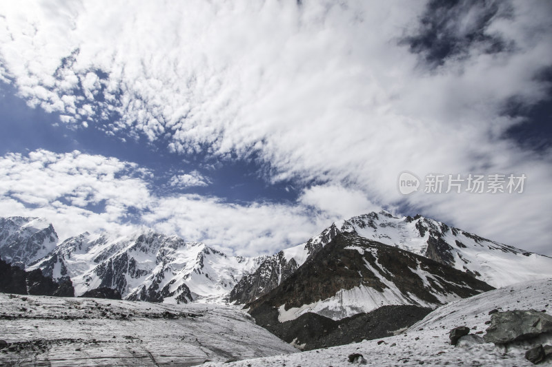 博格达  新疆  天山 蓝天白云下的雪山风景