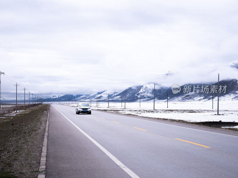 雪山下的公路汽车