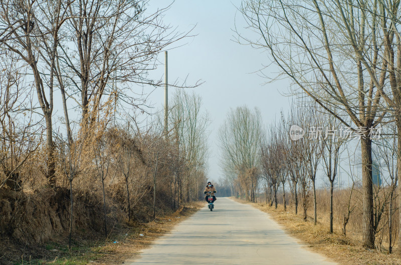 中国西北农村的通村公路