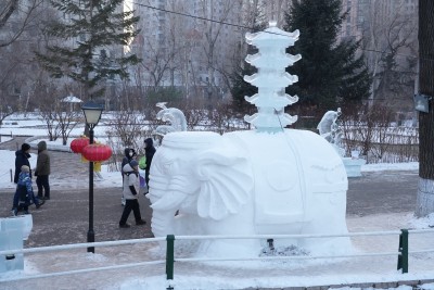 哈尔滨冬季街头风光 冰雕和雪雕