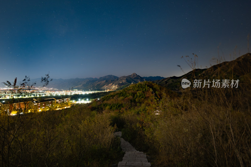 夜幕下的城市与山峦