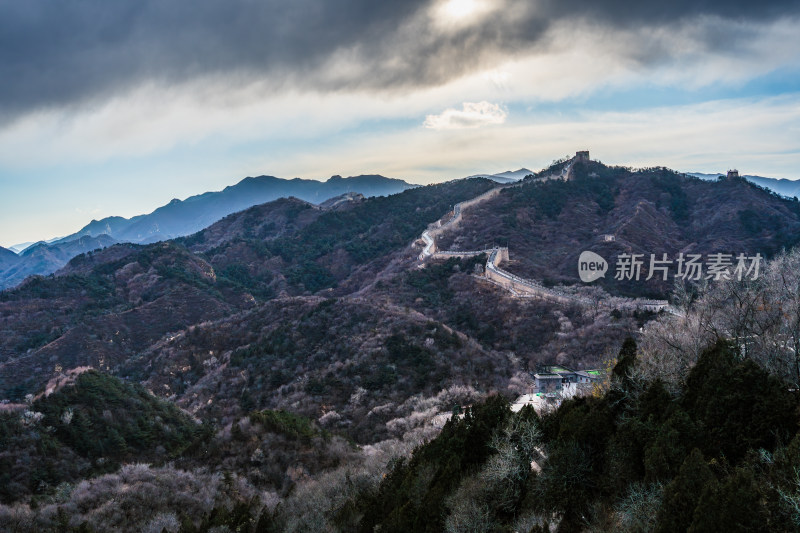 北京八达岭壮观的万里长城远景风光