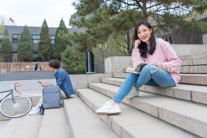 大学生在校园里学习