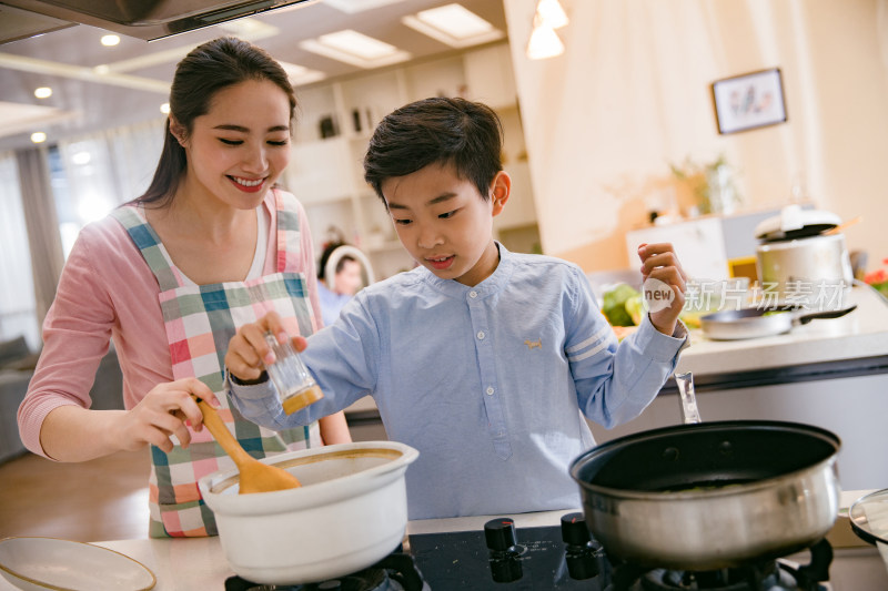 年轻妈妈和儿子在厨房