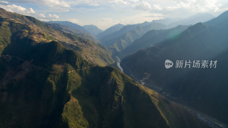 航拍山间小路与绵延山脉的自然风光